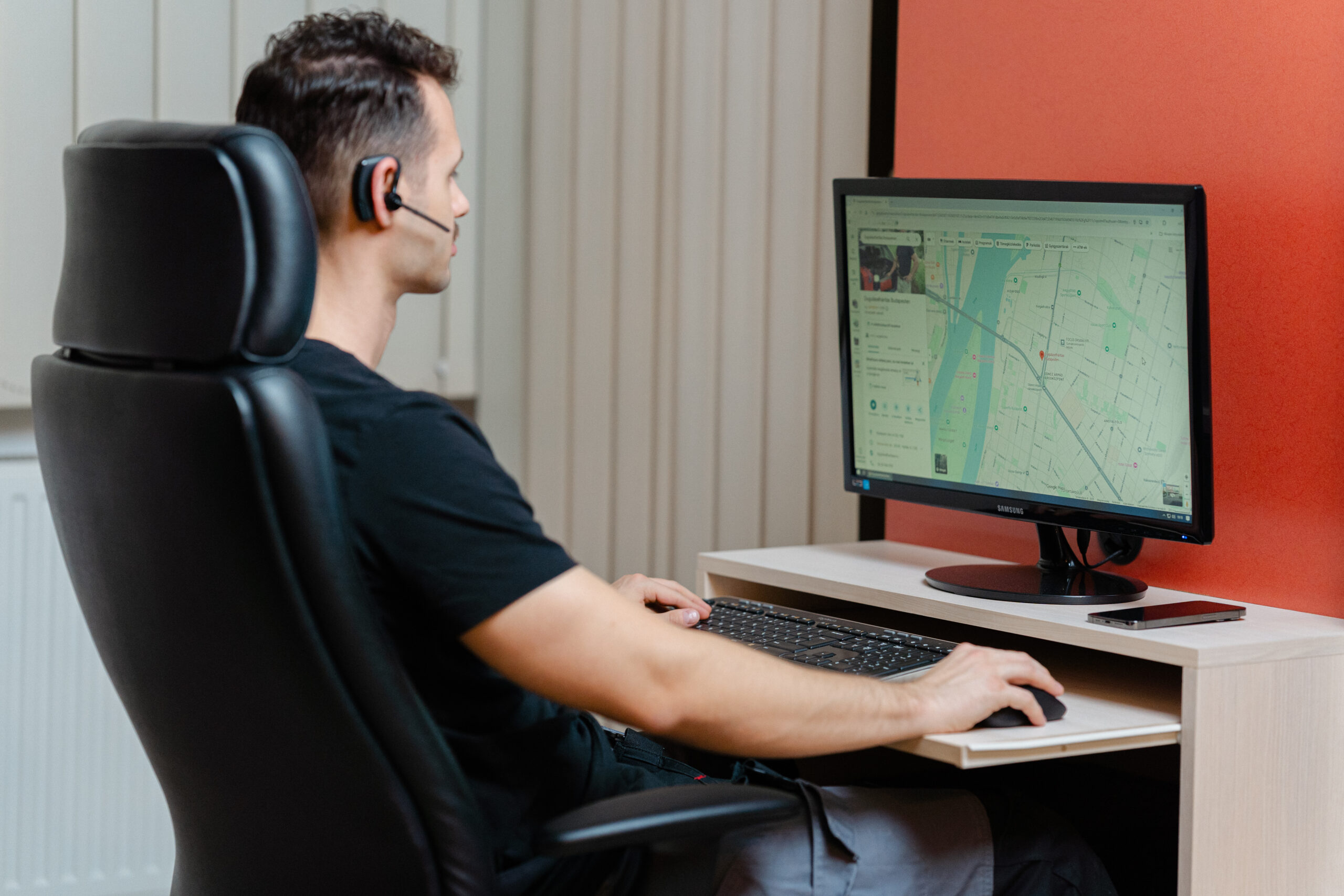 Duguláselhárító szakember telefonál